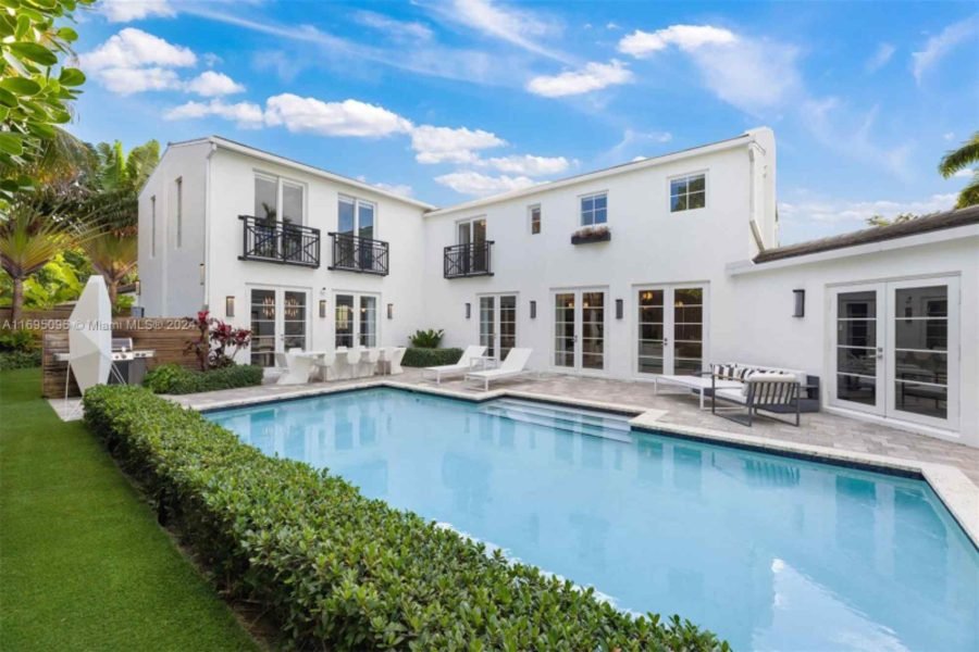 House at 2887 Pine Tree Dr, Miami Beach, FL 33140